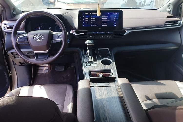 Used Toyota SIENNA 2021 2.5L Hybrid Platinum Edition Center Console