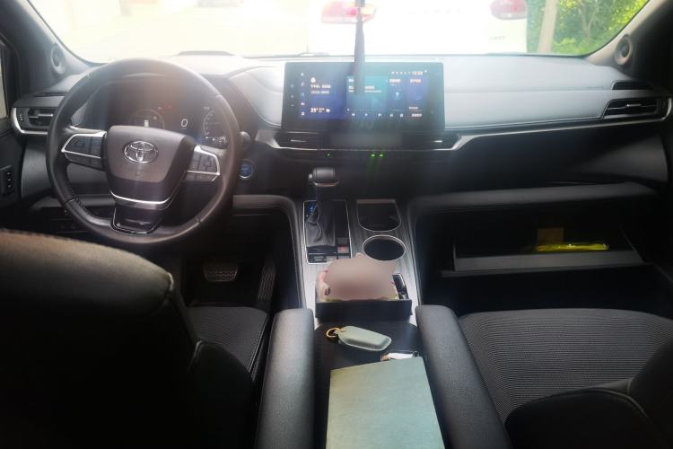 Used Toyota SIENNA 2021 2.5L Hybrid Platinum Edition Center Console