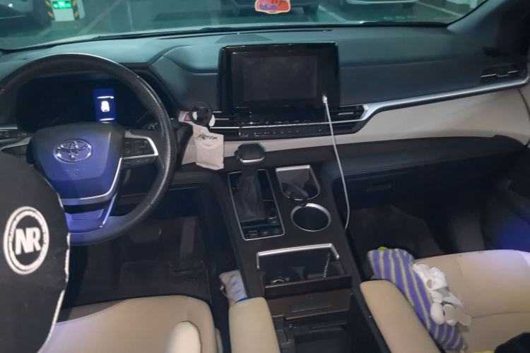 Used Toyota SIENNA 2021 2.5L Hybrid Luxury Edition Center Console