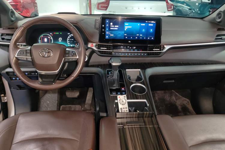 Used Toyota SIENNA 2021 2.5L Hybrid Platinum Edition Center Console