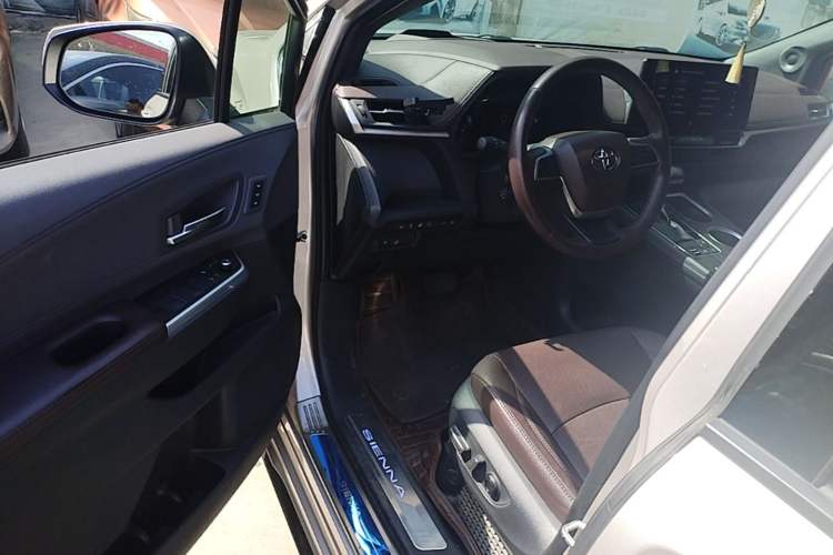 Used Toyota SIENNA 2021 2.5L Hybrid Platinum Edition Driver Seat