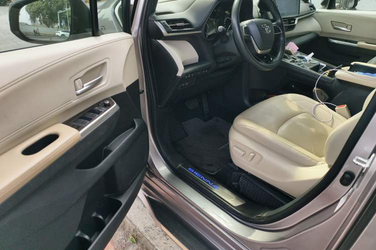 Used Toyota SIENNA 2021 2.5L Hybrid Premium Edition Driver Seat
