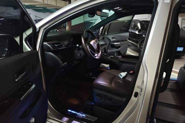 Used Toyota SIENNA 2021 2.5L Hybrid Platinum Edition Driver Seat