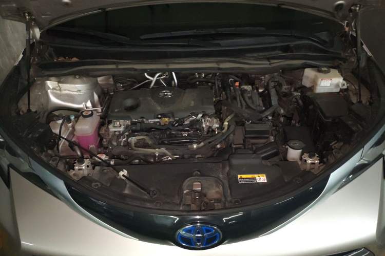 Used Toyota SIENNA 2021 2.5L Hybrid Platinum Edition Engine Bay