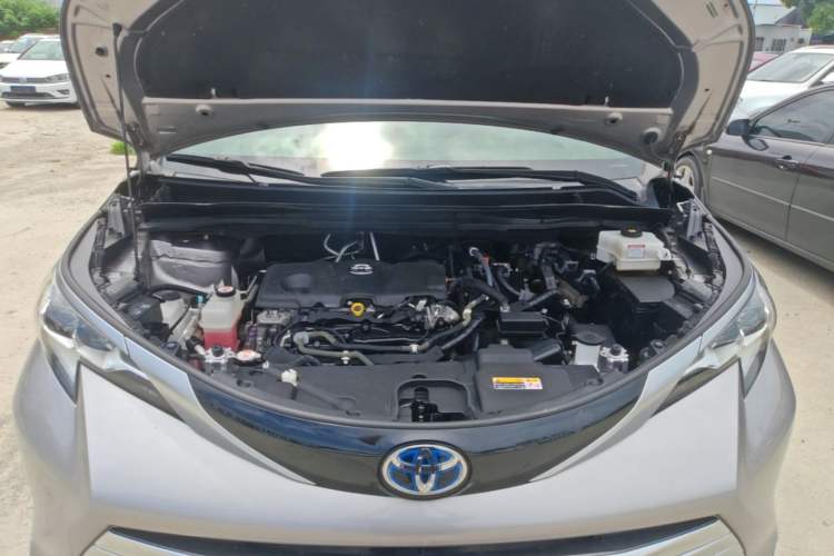Used Toyota SIENNA 2021 2.5L Hybrid Platinum Edition Engine Bay