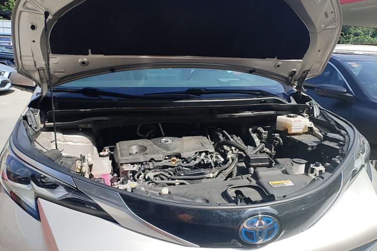 Used Toyota SIENNA 2021 2.5L Hybrid Platinum Edition Engine Bay