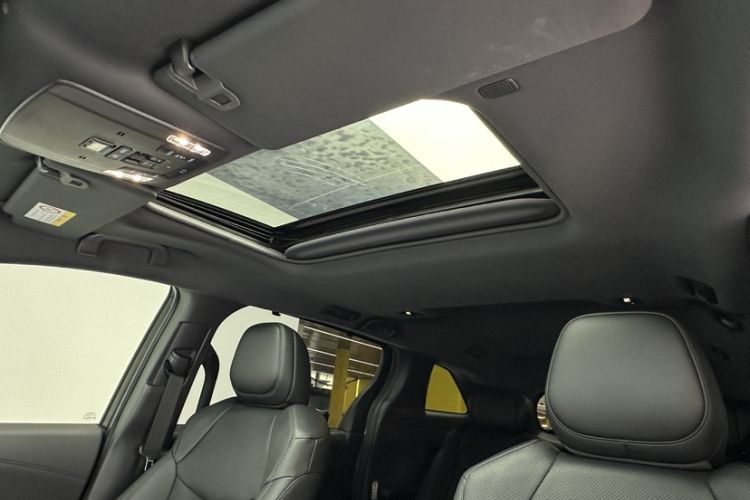 Used Toyota SIENNA 2021 2.5L Hybrid Premium Edition Engine Bay