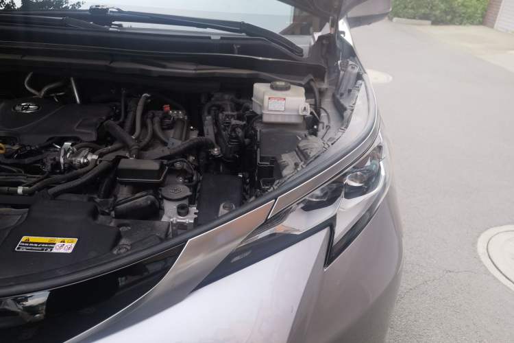 Used Toyota SIENNA 2021 2.5L Hybrid Platinum Edition Engine Bay Left
