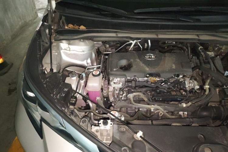 Used Toyota SIENNA 2021 2.5L Hybrid Platinum Edition Engine Bay Right
