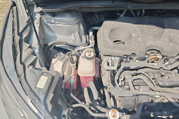 Used Toyota SIENNA 2021 2.5L Four-Wheel Drive XLE 7-Seater Canadian Version Engine Bay Right