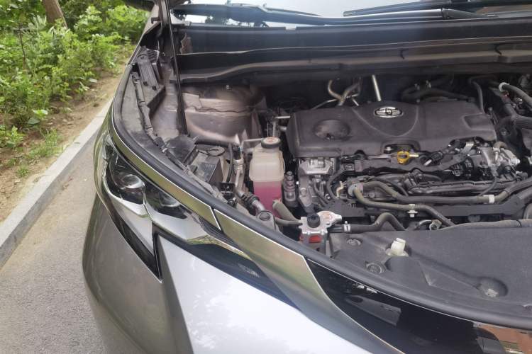 Used Toyota SIENNA 2021 2.5L Hybrid Platinum Edition Engine Bay Right