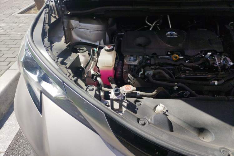 Used Toyota SIENNA 2021 2.5L Hybrid Platinum Edition Engine Bay Right