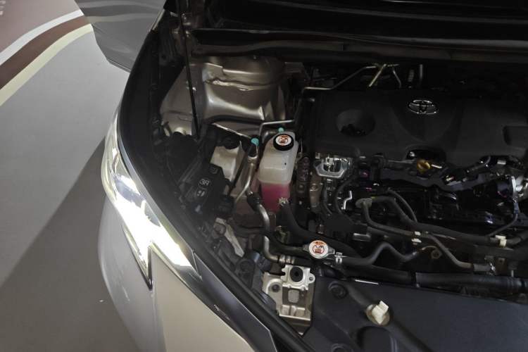 Used Toyota SIENNA 2021 2.5L Hybrid Platinum Edition Engine Bay Right