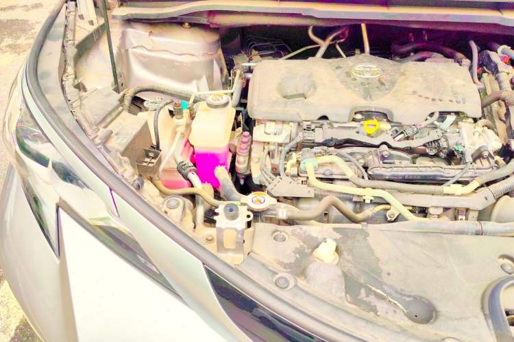 Used Toyota SIENNA 2021 2.5L Hybrid Platinum Edition Engine Bay Right