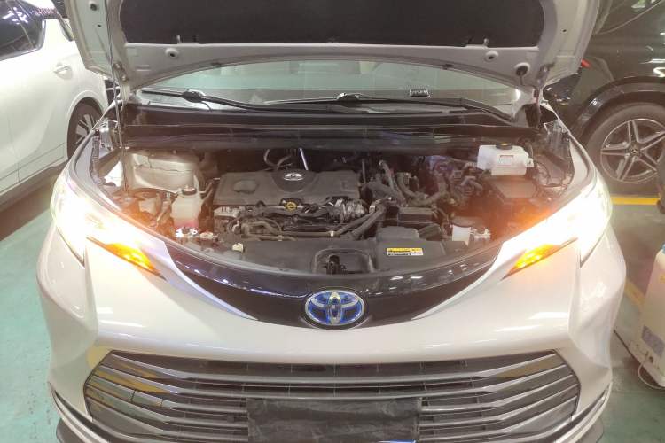 Used Toyota SIENNA 2021 2.5L Hybrid Ultimate Edition Engine Bay