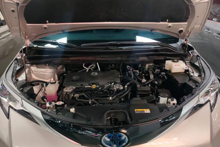 Used Toyota SIENNA 2021 2.5L Hybrid Platinum Edition Engine Bay