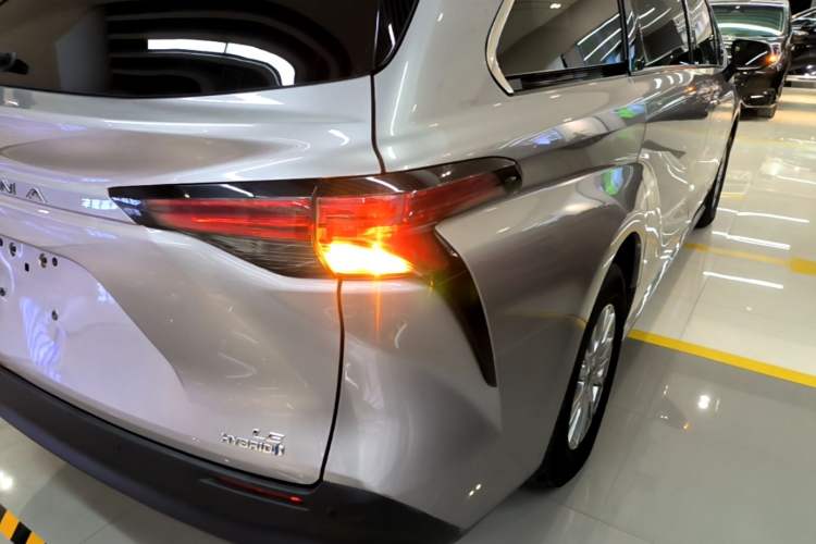 Used Toyota SIENNA 2021 2.5L Hybrid Comfort Edition Exterior 3