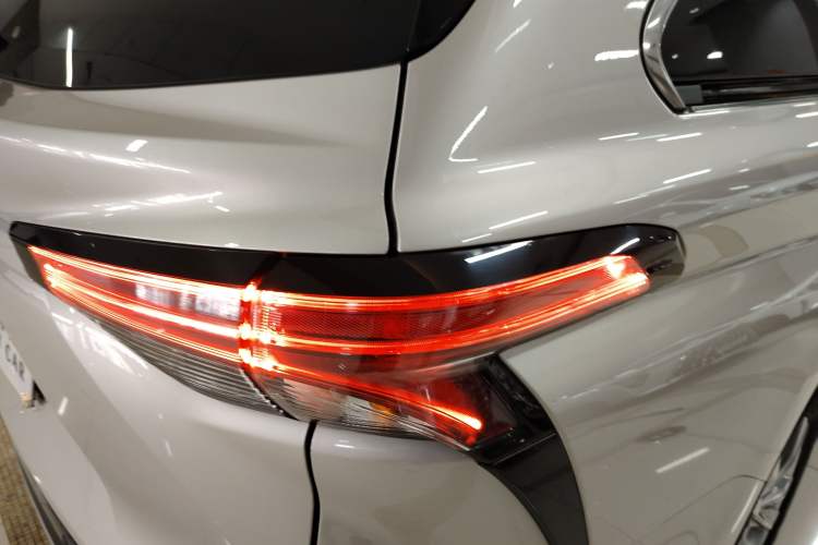 Used Toyota SIENNA 2021 2.5L Hybrid Platinum Edition Exterior 3