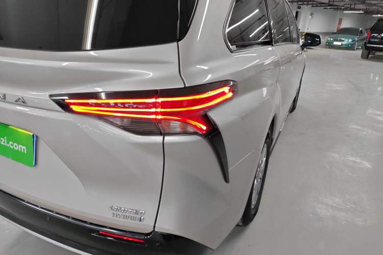 Used Toyota SIENNA 2021 2.5L Hybrid Premium Edition Exterior 6