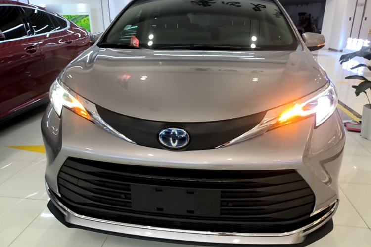 Used Toyota SIENNA 2021 2.5L Hybrid Comfort Edition Front