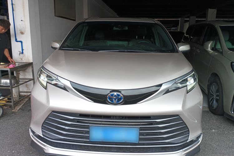 Used Toyota SIENNA 2021 2.5L Hybrid Premium Edition Front