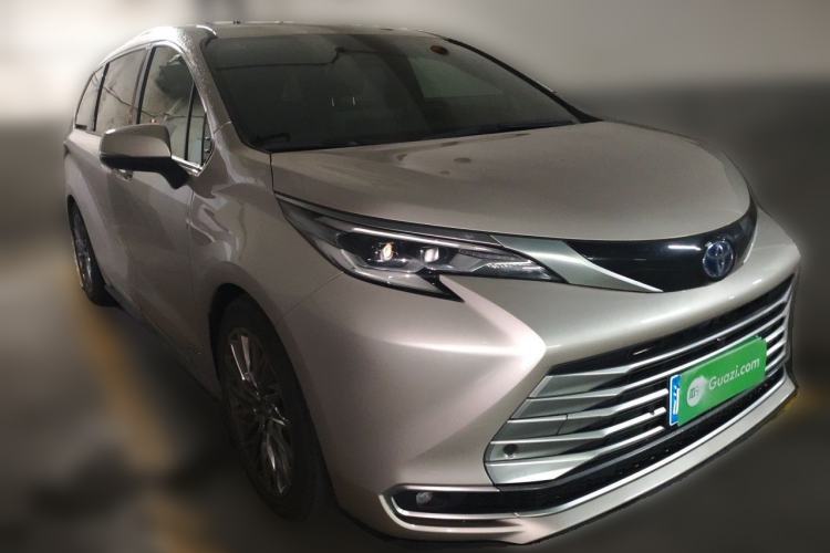 Used Toyota SIENNA 2021 2.5L Hybrid Platinum Edition Front Right 45 Deg