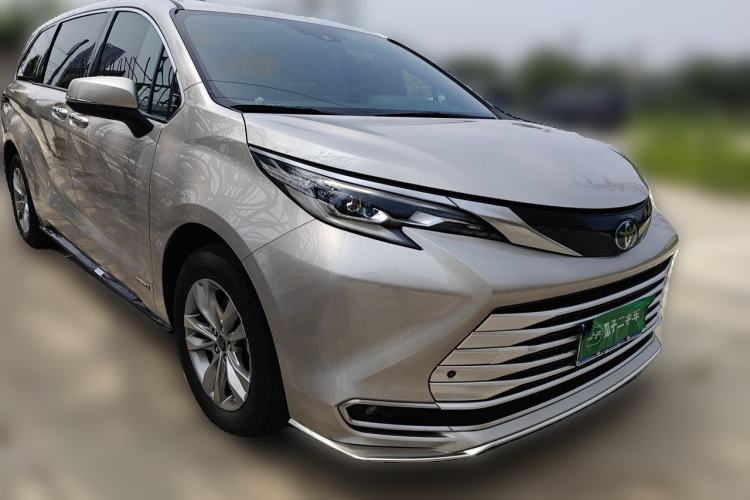 Used Toyota SIENNA 2021 2.5L Hybrid Ultimate Edition Front Right 45 Deg