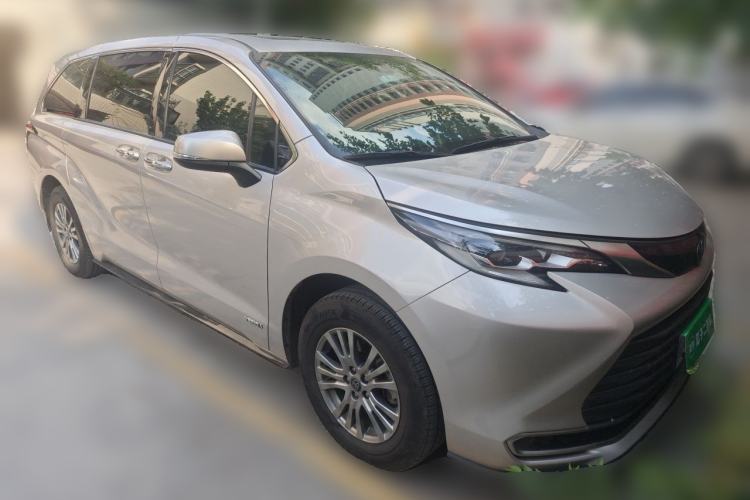 Used Toyota SIENNA 2021 2.5L Hybrid Premium Edition Front Right 45 Deg