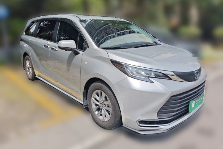 Used Toyota SIENNA 2021 2.5L Four-Wheel Drive XLE 7-Seater Canadian Version Front Right 45 Deg