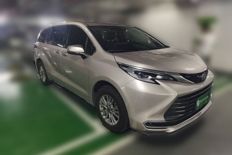 Used Toyota SIENNA 2021 2.5L Hybrid Premium Edition Front Right 45 Deg