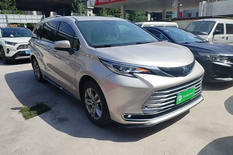 Used Toyota SIENNA 2021 2.5L Hybrid Platinum Edition Front Right 45 Deg
