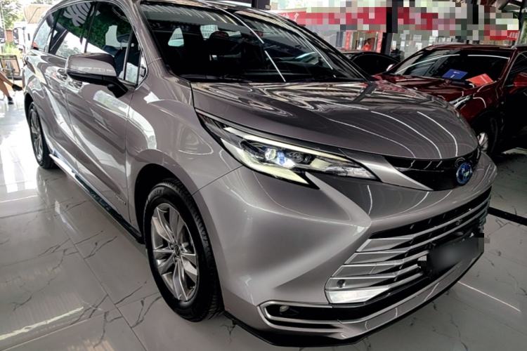 Used Toyota SIENNA 2021 2.5L Hybrid Platinum Edition Front Right 45 Deg