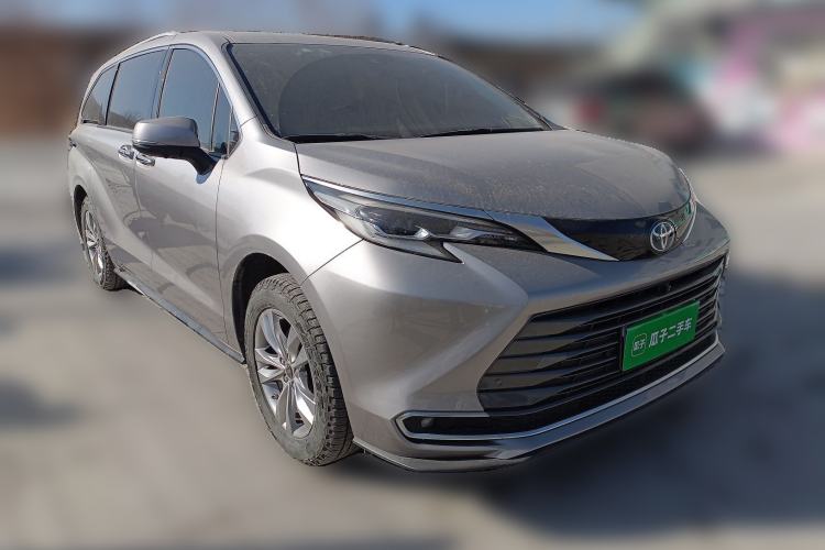 Used Toyota SIENNA 2021 2.5L Hybrid Ultimate Edition Front Right 45 Deg