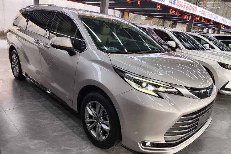 Used Toyota SIENNA 2021 2.5L Hybrid Ultimate Edition Front Right 45 Deg
