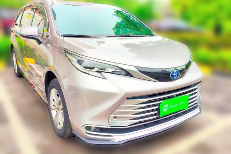 Used Toyota SIENNA 2021 2.5L Hybrid Platinum Edition Front Right 45 Deg