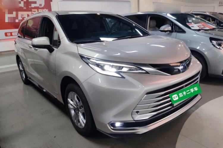 Used Toyota SIENNA 2021 2.5L Hybrid Platinum Edition Front Right 45 Deg