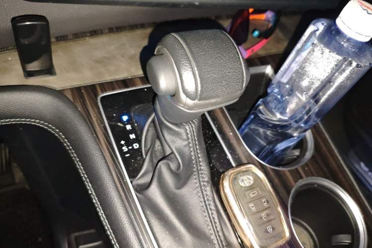 Used Toyota SIENNA 2021 2.5L Hybrid Platinum Edition Gear Lever
