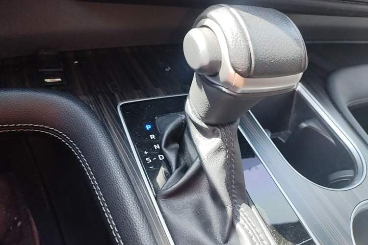 Used Toyota SIENNA 2021 2.5L Hybrid Platinum Edition Gear Lever
