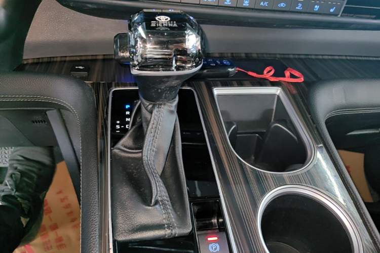 Used Toyota SIENNA 2021 2.5L Hybrid Platinum Edition Gear Lever