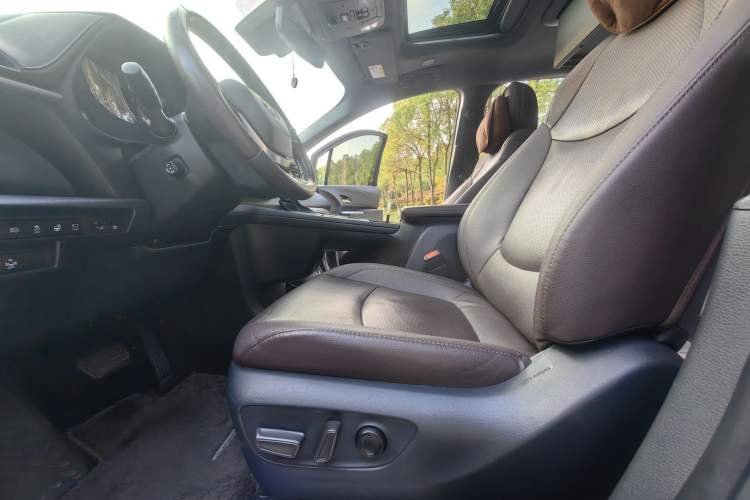 Used Toyota SIENNA 2021 2.5L Hybrid Platinum Edition Interior 1