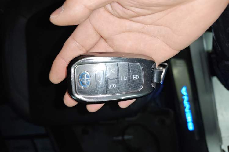 Used Toyota SIENNA 2021 2.5L Hybrid Premium Edition Interior 1
