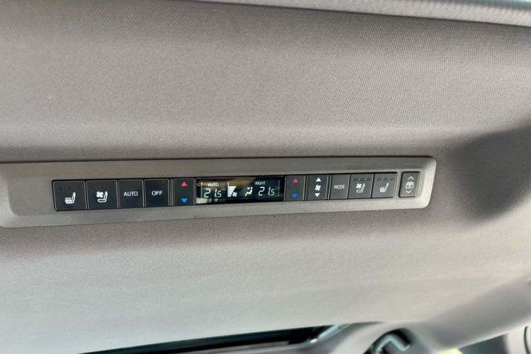 Used Toyota SIENNA 2021 2.5L Hybrid Ultimate Edition Interior 10