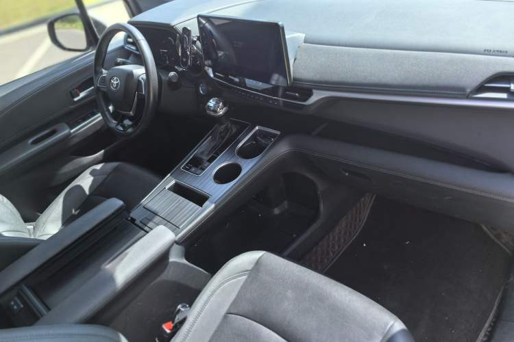 Used Toyota SIENNA 2021 2.5L Hybrid Premium Edition Interior 2