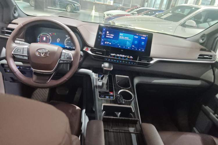 Used Toyota SIENNA 2021 2.5L Hybrid Platinum Edition Interior 2