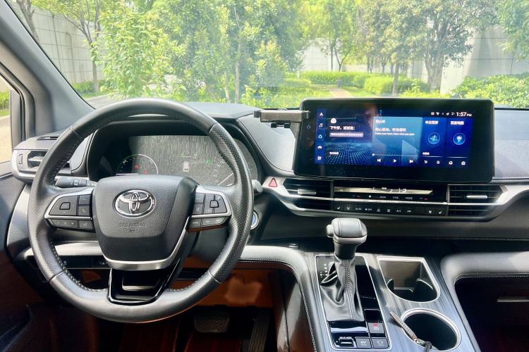 Used Toyota SIENNA 2021 2.5L Hybrid Premium Edition Interior 2