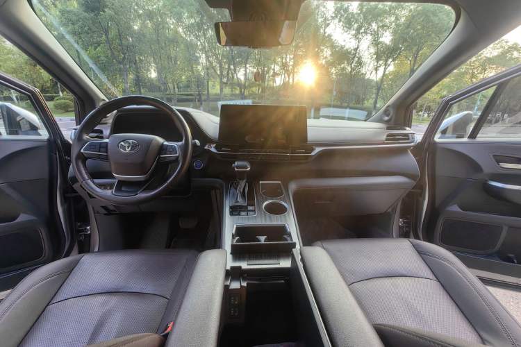 Used Toyota SIENNA 2021 2.5L Hybrid Platinum Edition Interior 2