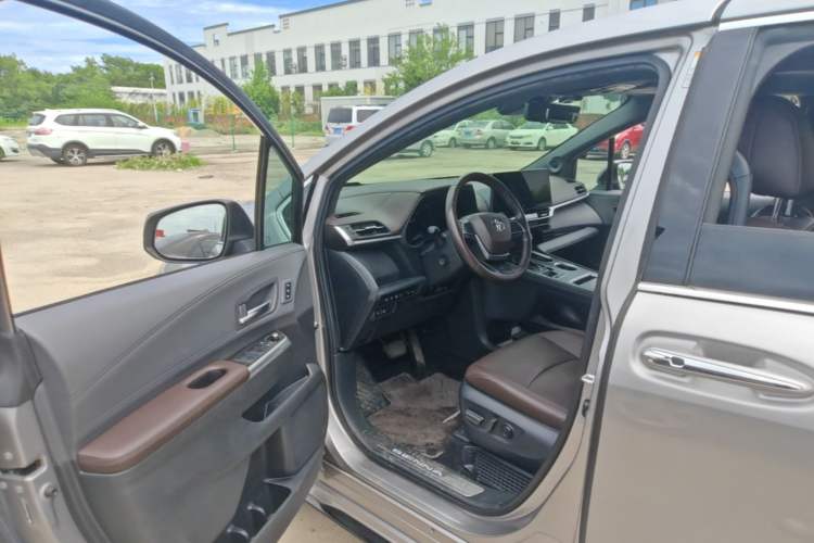 Used Toyota SIENNA 2021 2.5L Hybrid Platinum Edition Interior 3