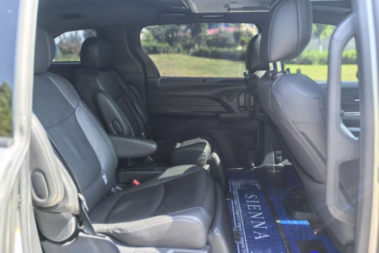 Used Toyota SIENNA 2021 2.5L Hybrid Premium Edition Interior 3