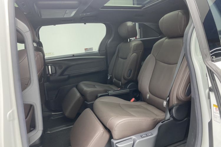 Used Toyota SIENNA 2021 2.5L Hybrid Platinum Edition Interior 3