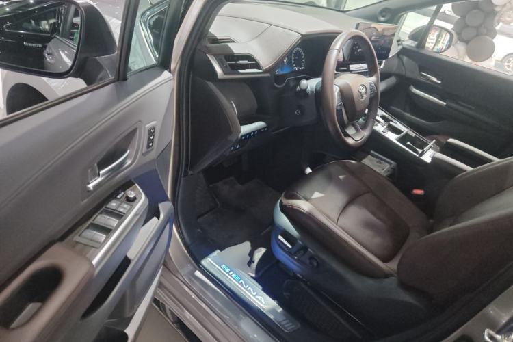 Used Toyota SIENNA 2021 2.5L Hybrid Platinum Edition Interior 3